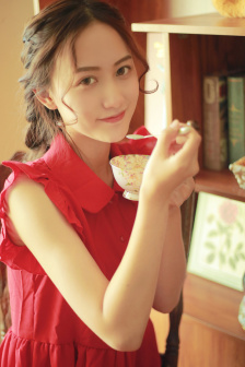 公咬着小娇乳H边走边欢视频